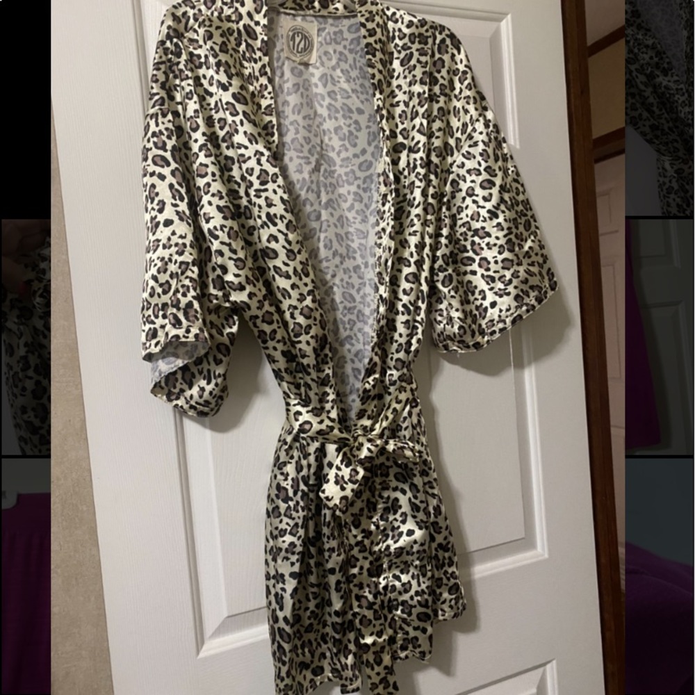 Tees2urdoor silky kimono robe with belt tie. Womens size XL/1X